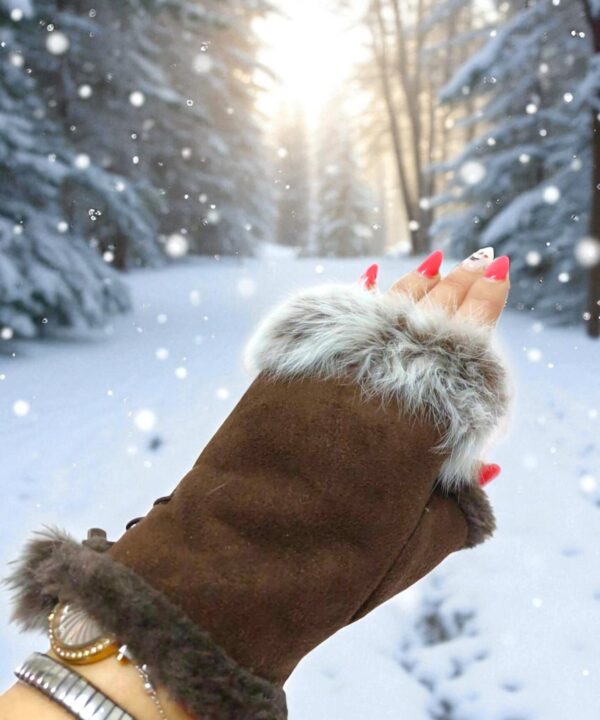 Топли кафяви дамски ръкавици без пръсти с пух