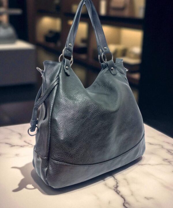 Голяма черна дамска чанта с мека структура и прегради