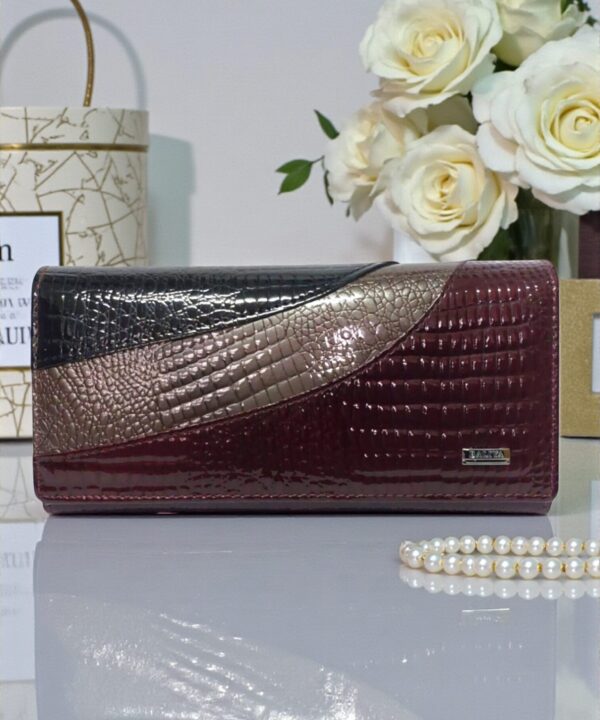 Кожено дамско портмоне бордо | Дамски плетен пуловер, създаден за комфорт в ежедневието ти. Моделът е с V образно деколте и е изработен от меко и топло плетиво с пухкава текстура | Kimy Style